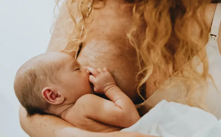 Comment traiter un mal de gorge pendant l'allaitement ?